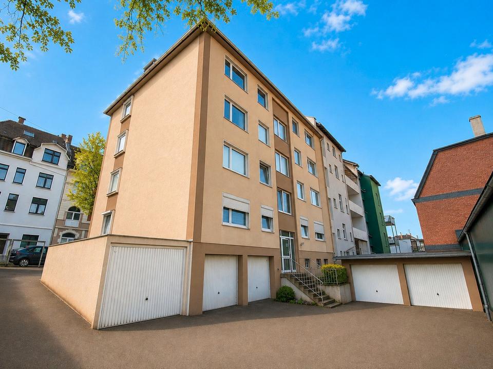 Thumbnail-Gepflegtes Mehrfamilienhaus mit 4 Garagen in zentraler Lage