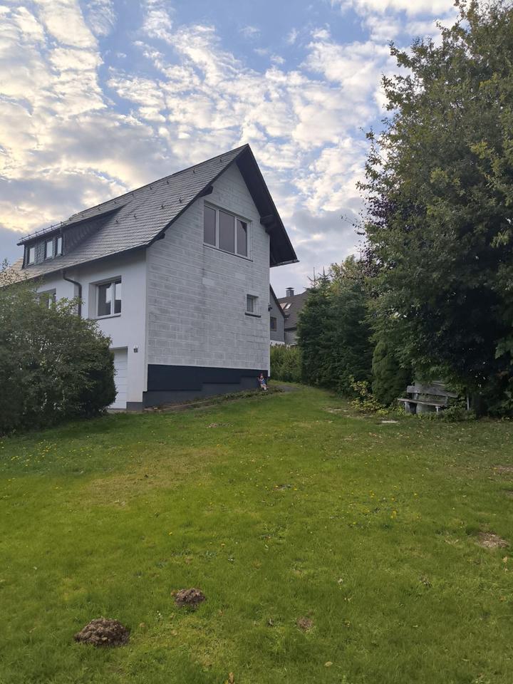 Thumbnail-Haus mit 3 Garagen und Garten