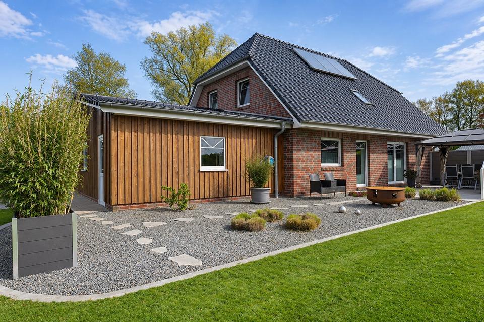 Thumbnail-gepflegtes Einfamilienhaus mit Doppel-Carport und Nebengebäude