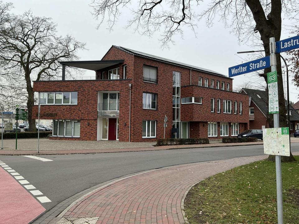 Thumbnail-Top: Warmmiete nur 10 €m2 - : Hochwertige Wohnung im 1. OG mit Balkon im Zentrum von Lindern