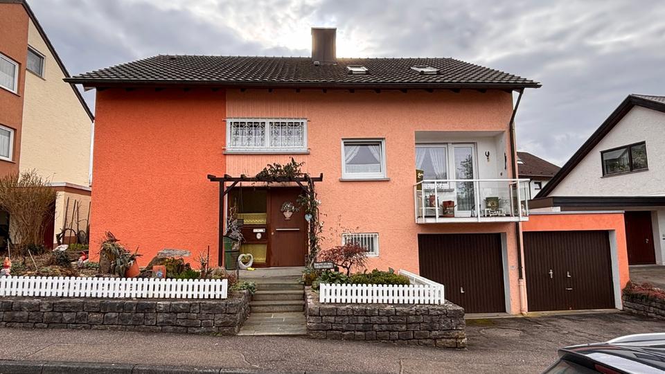 Thumbnail-Freistehendes EFH mit Garten und 2 Garagen in massiver Bauweise