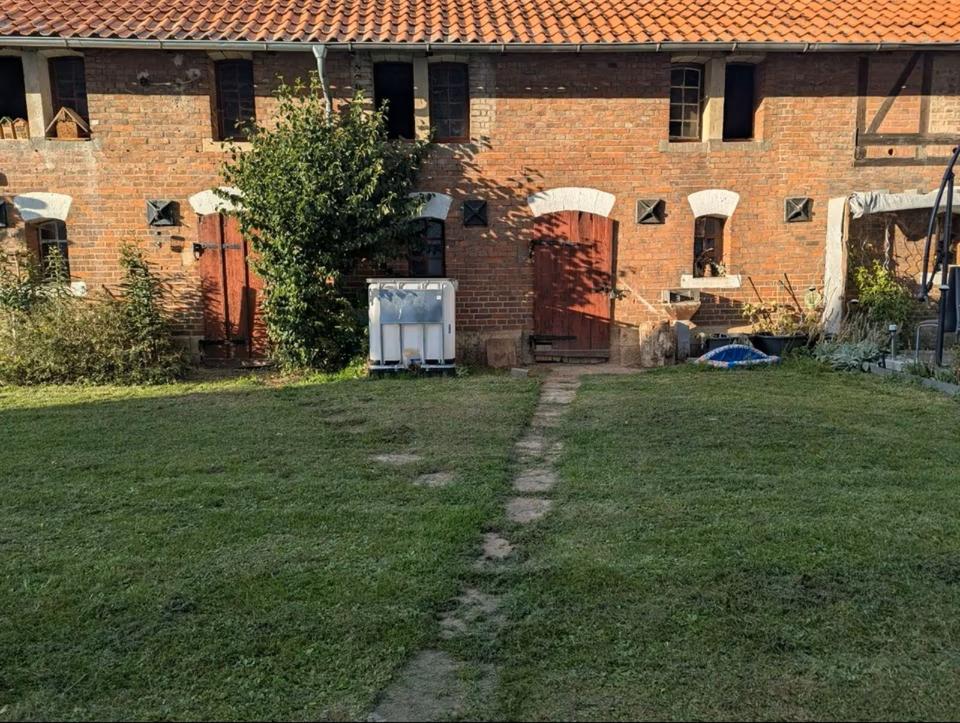 Thumbnail-2,5-Zimmer-Wohnung mit Küche, Holzofen und kleiner Grünfläche