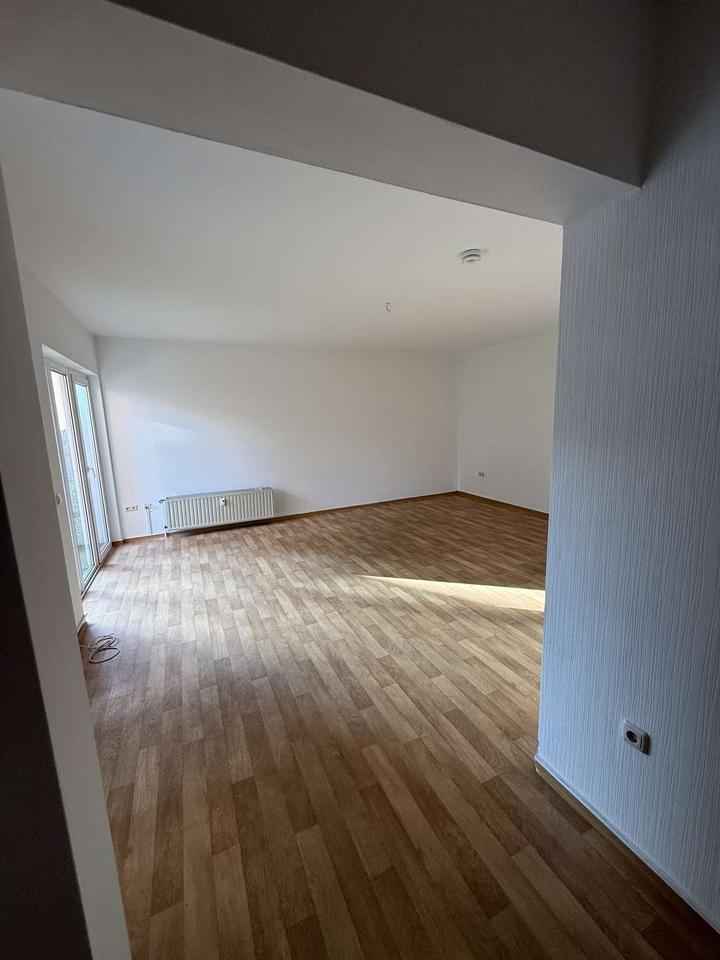 Thumbnail-Schöne Zweiraumwohnung mit Balkon und großem Wohnzimmer