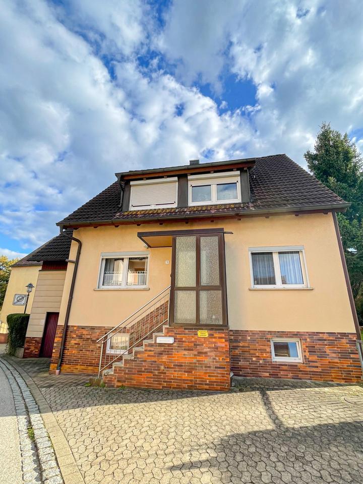 Thumbnail-Geräumiges Einfamilienhaus mit 5 Zimmern und großflächigem Garten