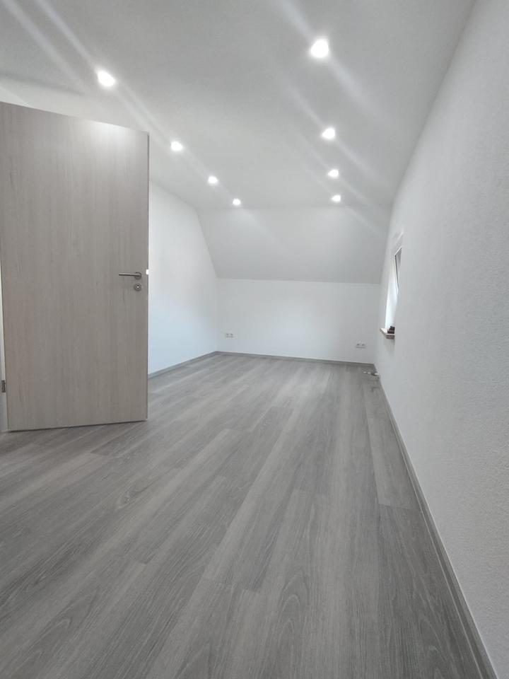 Thumbnail-Neu renoviertes Einfamilienhaus mit Garage und Nebengebäude