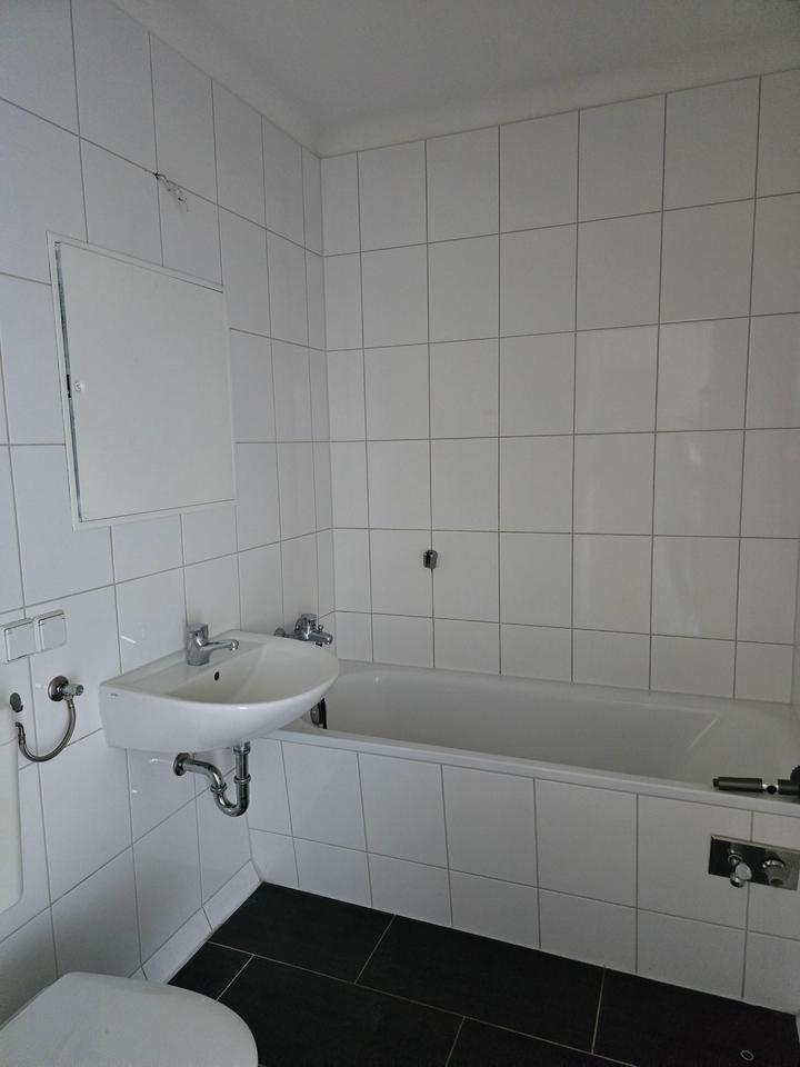 Thumbnail-Große und helle 2-Zimmer-Wohnung mit Balkon und Fernblick in Stendal