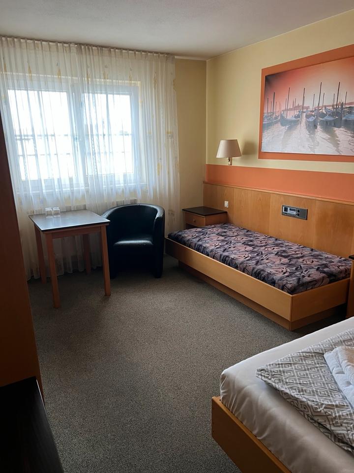 Thumbnail-Zimmer mit Bad und kl. Küche möbliert