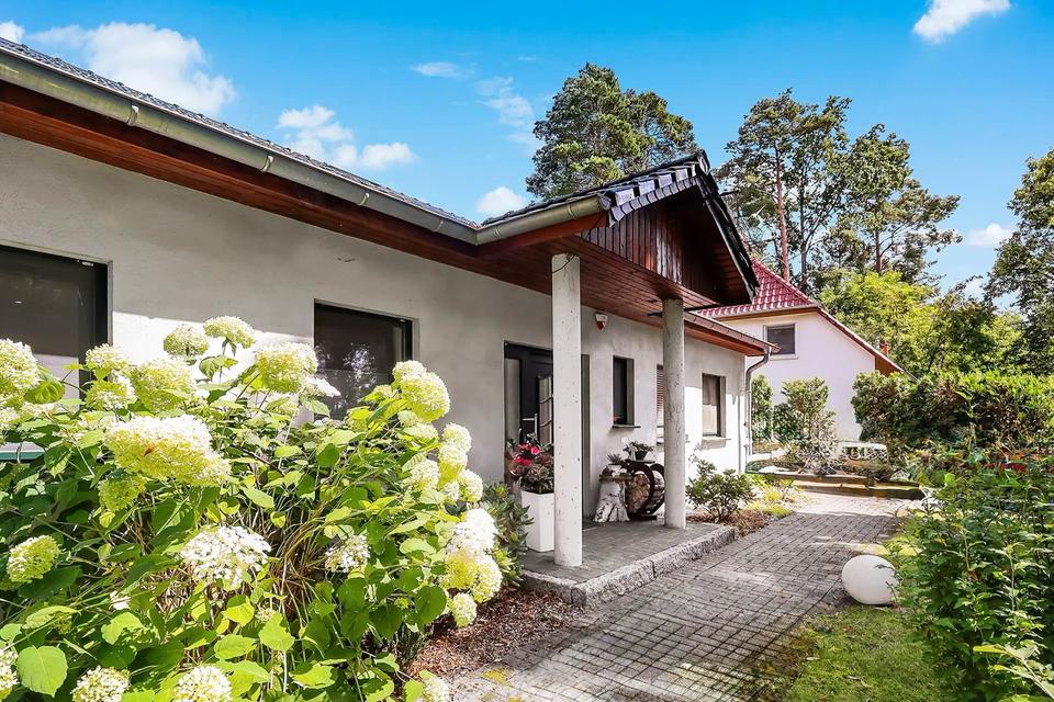 Thumbnail-Haus am Wald (BJ 2013) Pool & Doppelgarage