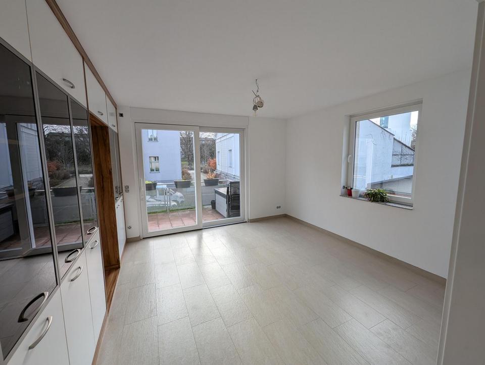 Thumbnail-Helle 2-Raum-Wohnung mit Südbalkon, Carport, EBK am Puschkinpark