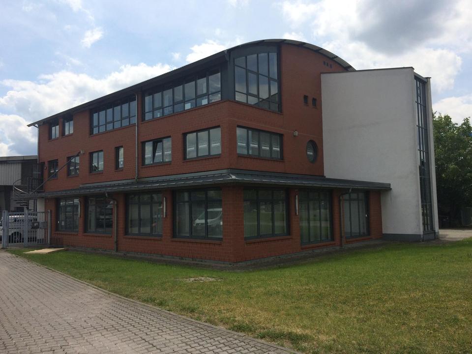 Thumbnail-Schöner FachmarktEinzelhandel mit großem Büro und Lagerhalle