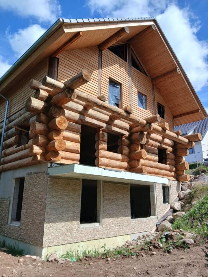 Thumbnail-Ein handgefertigtes Douglasien-Baumstammhaus am Feldberg – ein Rü