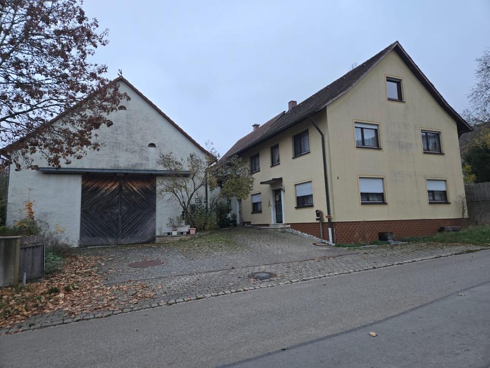 Thumbnail-Mehrfamilienhaus mit Scheune und Werkzeughalle in Wettelsheim
