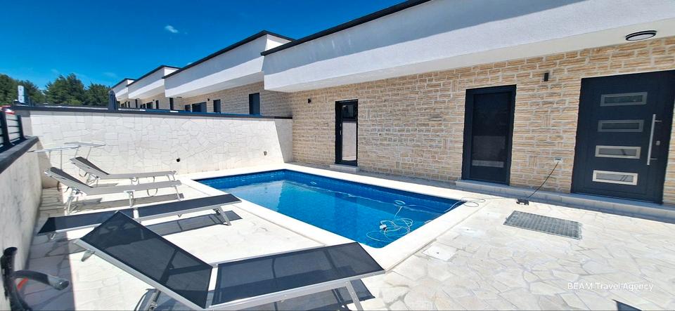 Thumbnail-4 Häuser nebeneinander mit Pool