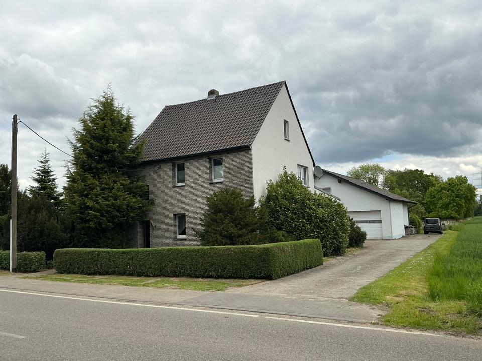 Thumbnail-Einfamilienhaus in bester Lage, große Garage mit Eigentumsgrundst