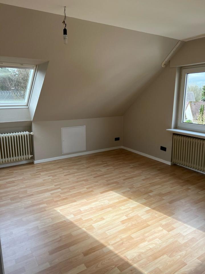 Thumbnail-Großzügige Dachgeschosswohnung mit viel Licht – Einbauküche inklusive, ruhige Lage