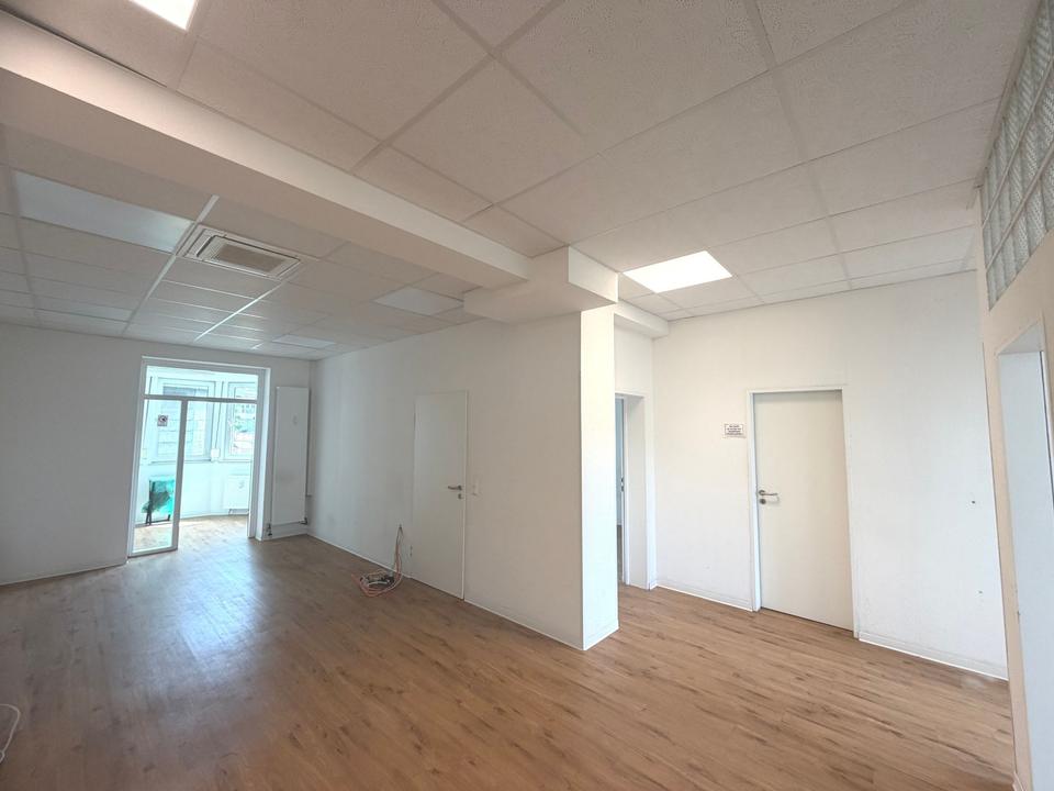 Thumbnail-Hochwertige Büro-Praxisfläche mit mehreren Einbau-Küchenzeilen