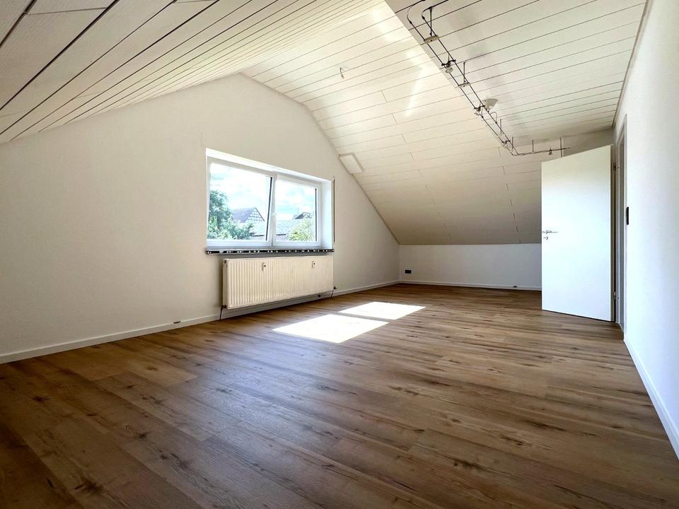 Thumbnail-Helle 3-Zimmer-Dachgeschosswohnung (84 m²) mit neuer Einbauküche