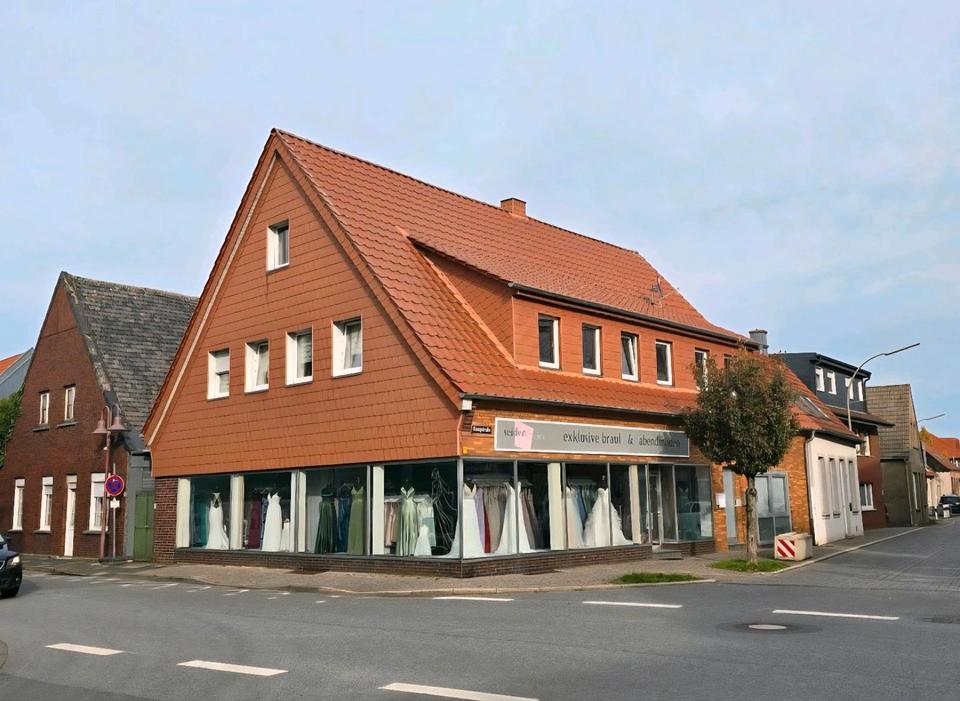 Thumbnail-freistehendes Einfamilienhaus mit großer Fensterfront