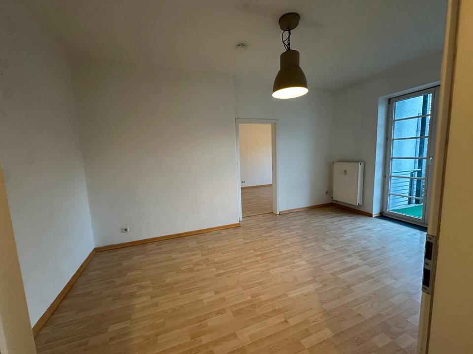 Thumbnail-Helle-2-Zimmer-Wohnung mit Balkon mit EBK