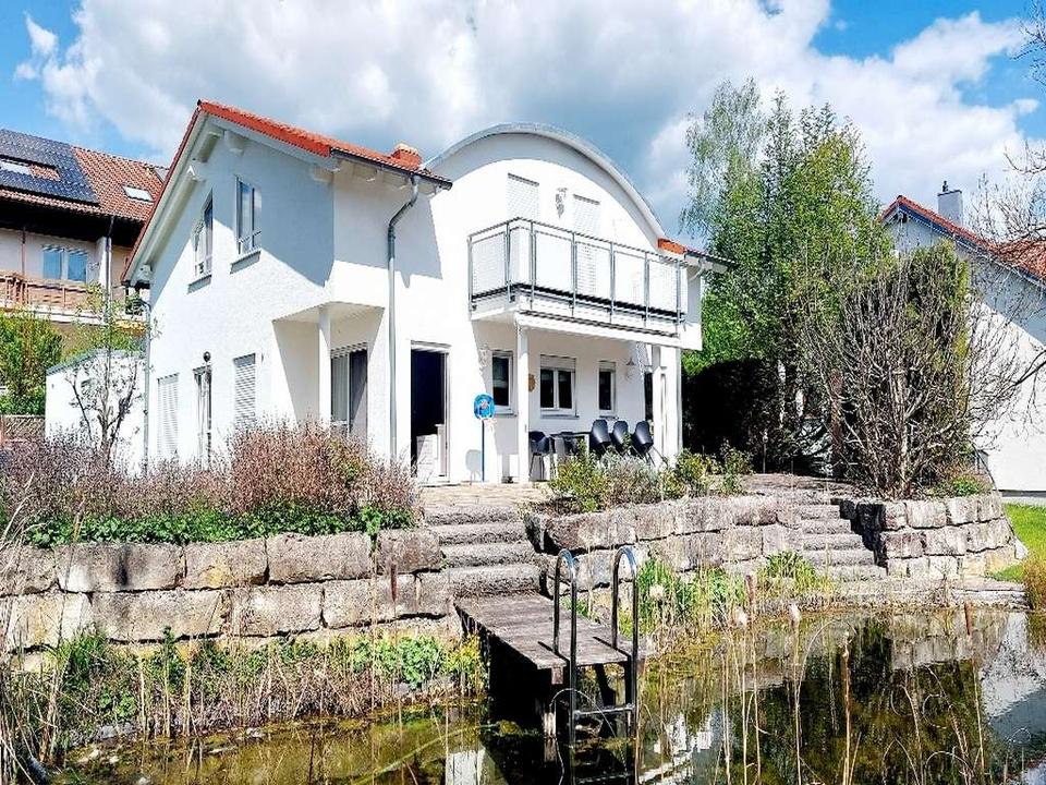 Thumbnail-Schöner Wohnen im 5,5-Zi-Einfamilienhaus mit großem Garten, Naturteich und Doppelgarage