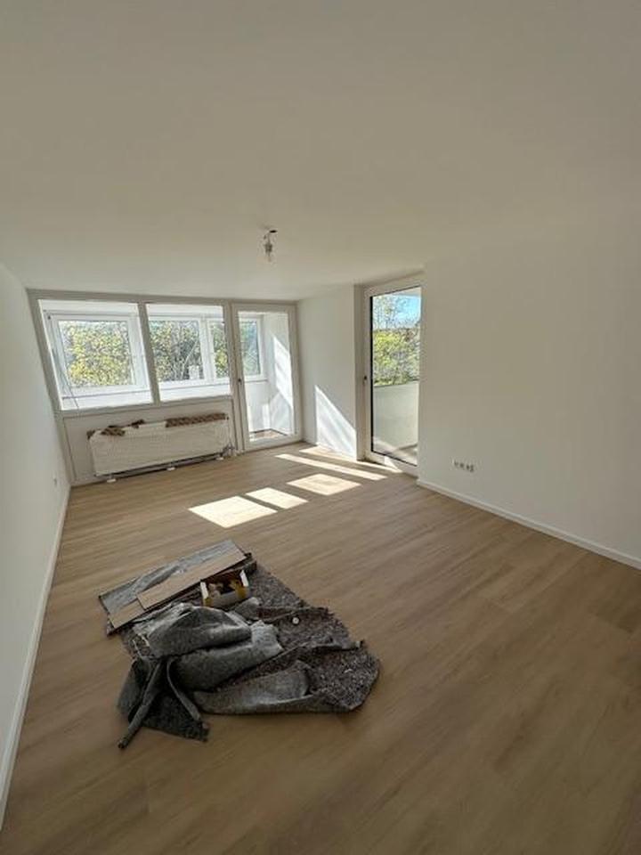 Thumbnail-Wunderschön renovierte 4 Zimmer Wohnung mit Balkon, Loggia, EBK, TG Stellplatz in Erlangen!