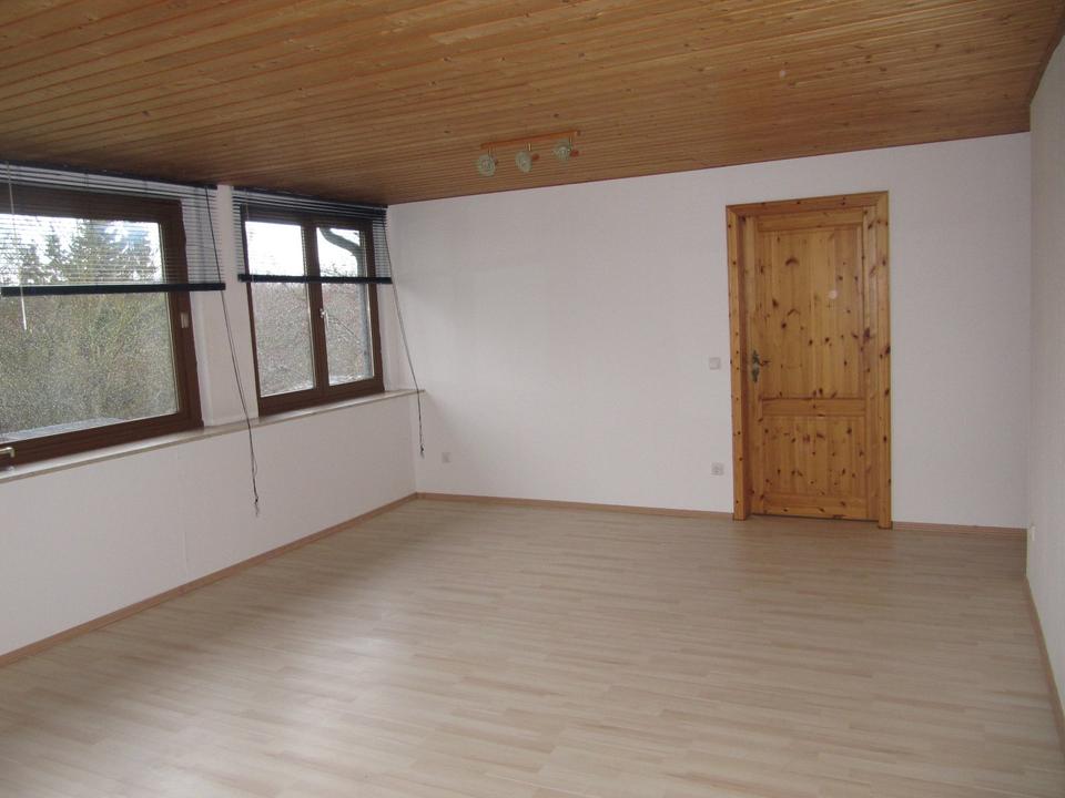 Thumbnail-Schöne gedämmte 2 ZKB Dachgeschoß-Wohnung mit Balkon