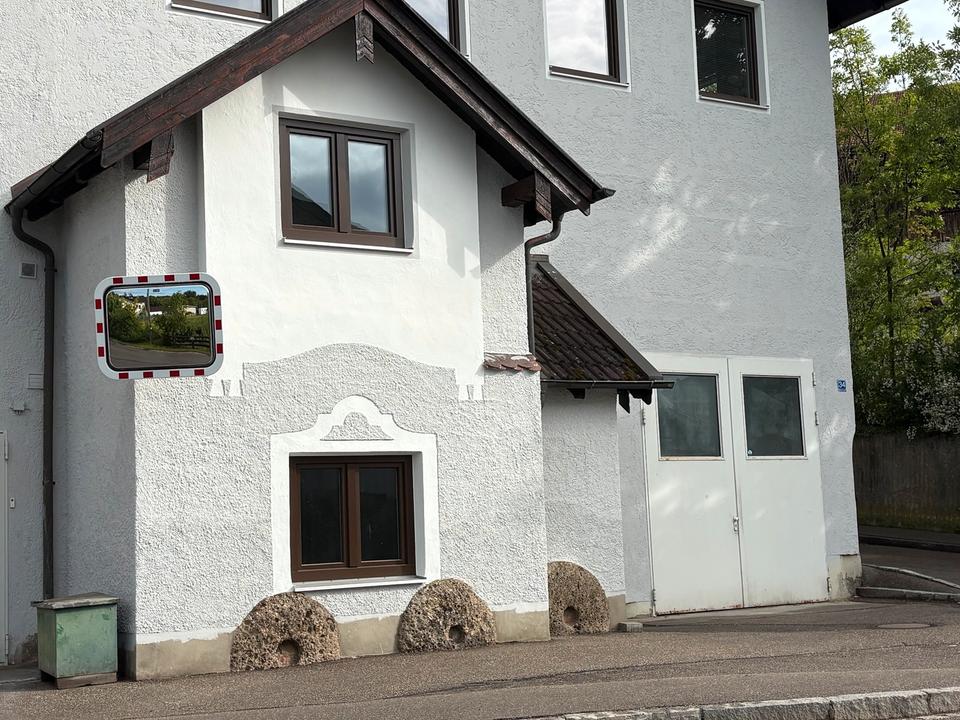 Thumbnail-Große, helle Werkhalle mit Büro und Lager