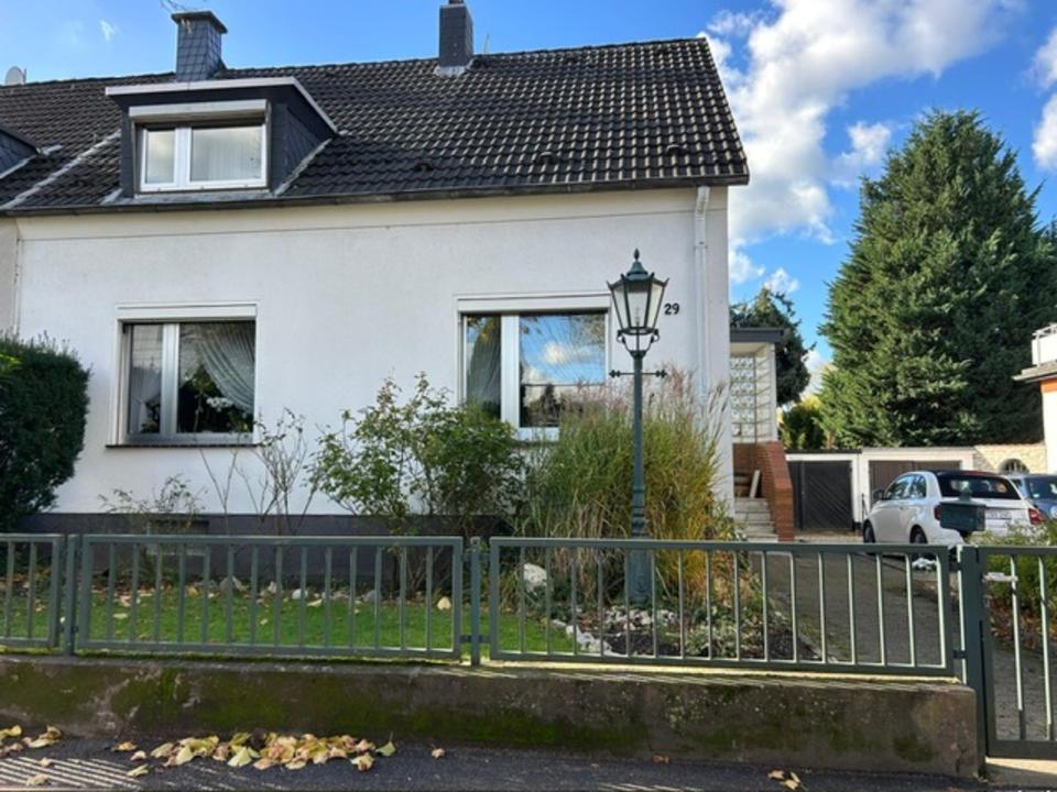 Thumbnail-Schönes DHH mit großem schönen Garten