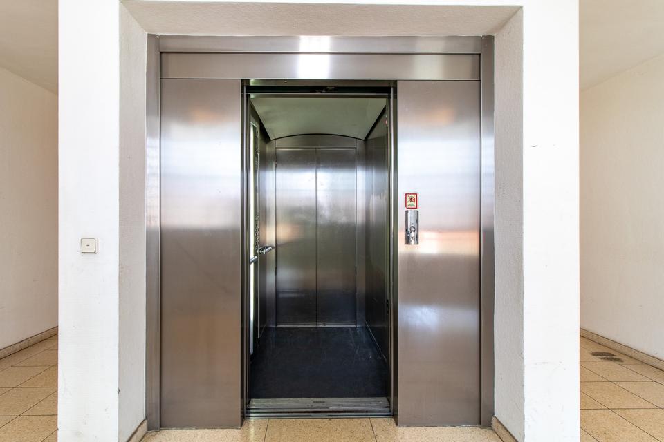 Thumbnail-Sofort: Mit Lift: Moderne 2-Zi-DG-Wohnung mit EBK, Stp mögl.