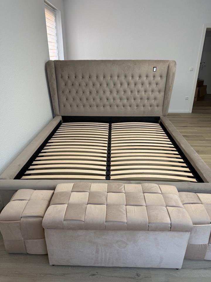 Thumbnail-Bett und Spiegel und Schrank