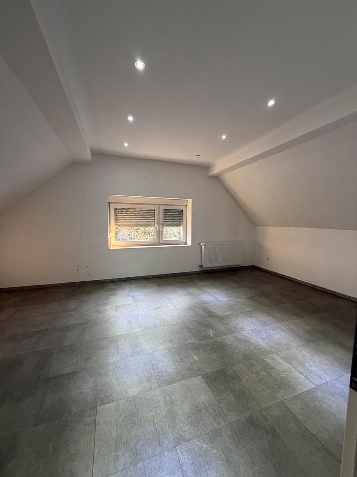 Thumbnail-Dachgeschosswohnung zu vermieten – 4 Zimmer, Küche, Bad (120 m²)