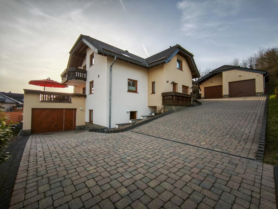 Thumbnail-Großzügiges Zweifamilienhaus in ruhiger Ortsrandlage