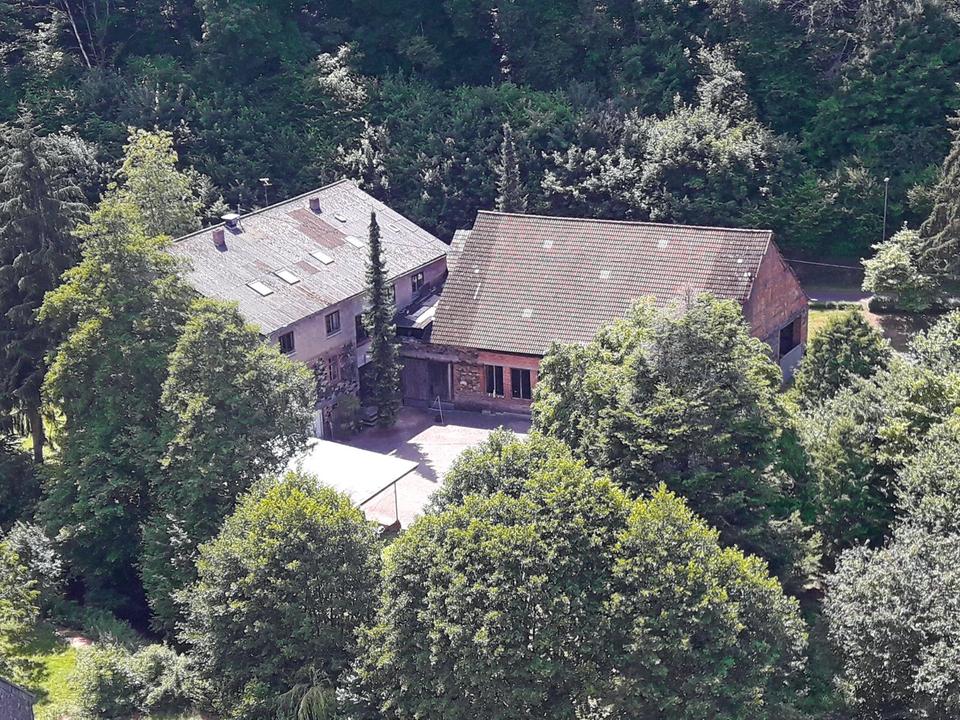 Thumbnail-Gebäude mit industriellem Scharm und parkähnlichem Grundstück