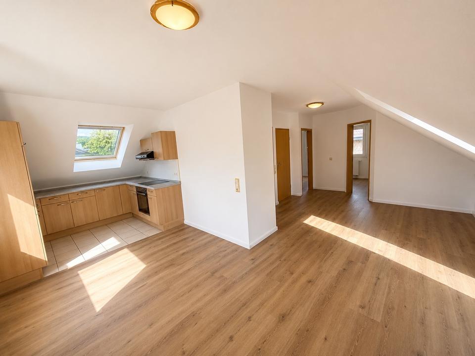 Thumbnail-Helle, sanierte 2-Zimmer-Dachgeschosswohnung mit Balkon