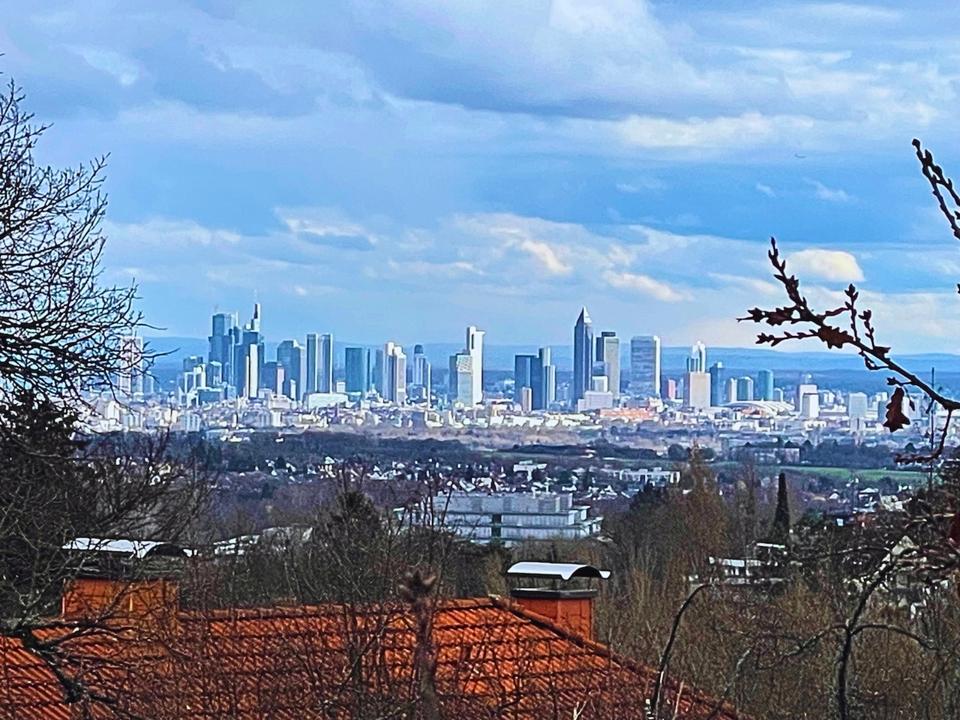 Thumbnail-Spektakulärer Ffm-Skylineblick vis á vis der Burg Kronberg Pentho