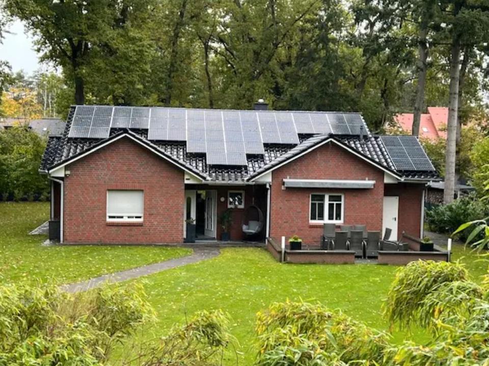 Thumbnail-Freistehendes Einfamilienhaus mit Doppelgarage in begehrter Lage