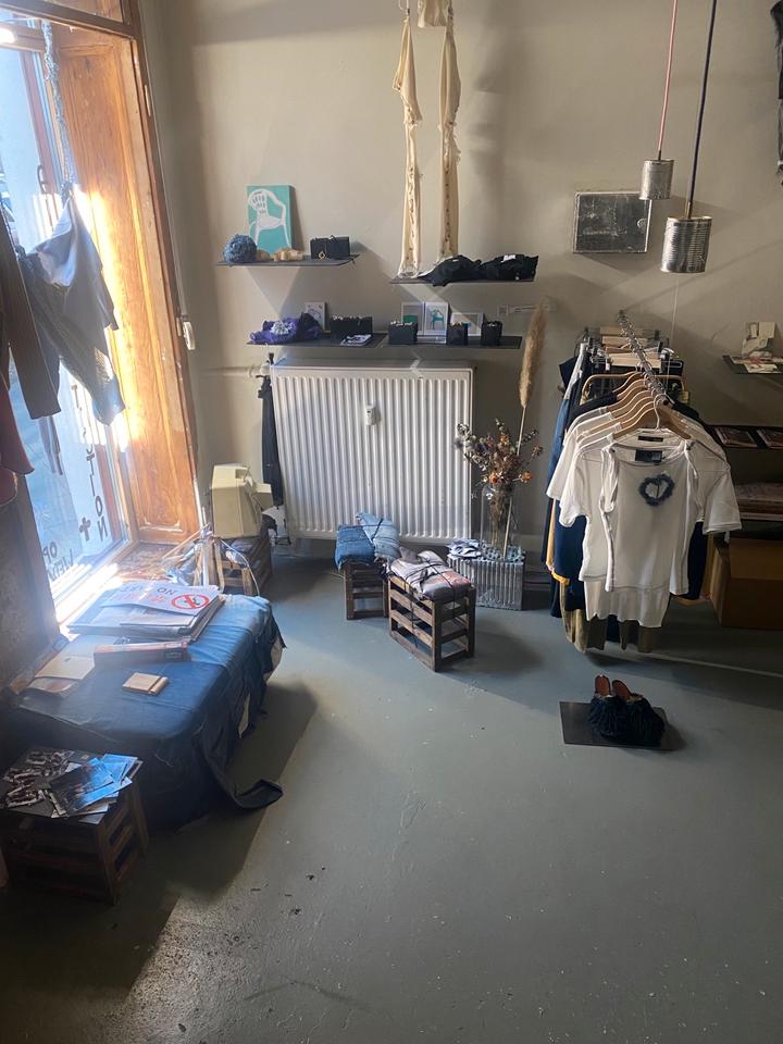 Thumbnail-Shared studio place mieten, ein Arbeit Tisch Platz mieten