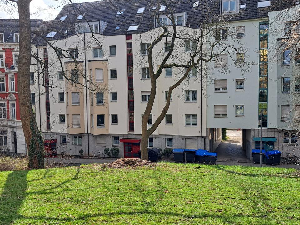 Thumbnail-Helle Drei-Zimmer - Stadtwohnung mit Balkon und Tiefgaragenstell.