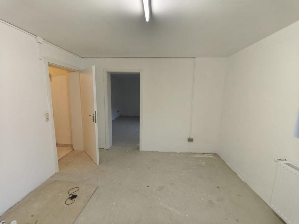 Thumbnail-95 m2 3 Zimmer Souterrain Wohnung in Rheinkassel mit Vordergarten