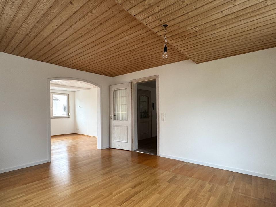 Thumbnail-Geräumige 3,5-Zimmer-Wohnung mit Balkon in Denkendorf.