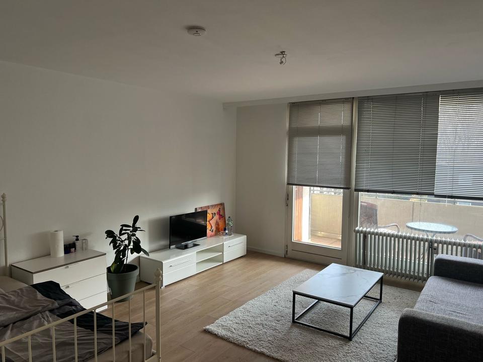 Thumbnail-Ein Zimmer Apartment zur Zwischenmiete. Parkplätze und Balkon