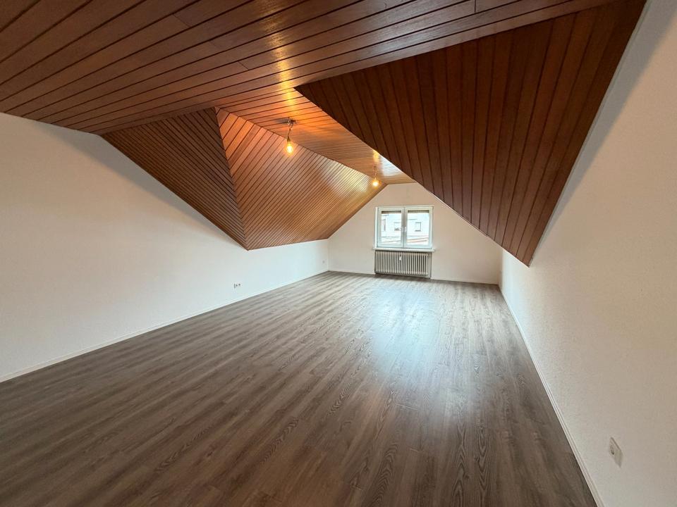 Thumbnail-Geräumige Dachgeschosswohnung in Nebenstraße von Heusweiler
