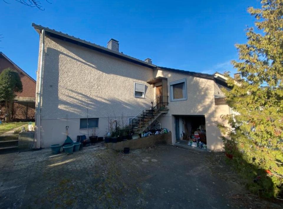 Thumbnail-Einfamilienhaus mit Garage und Grundstück