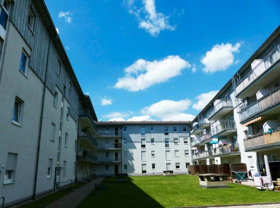 Thumbnail-Großzügige,helle 2- Raum Wohnung mit Balkon und Außenjalousien