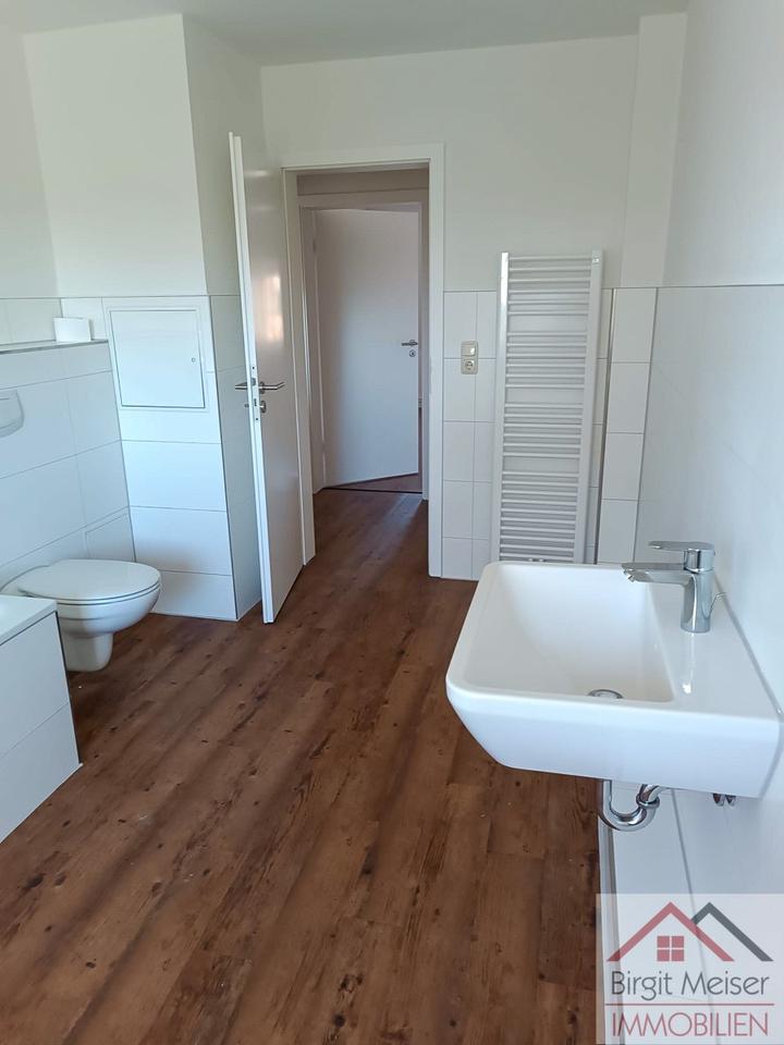 Thumbnail-Sofortbezug in komplett renovierte 3-Raum-Dachgeschoss-Wohnung mit teilweiser Neuausstattung, kaum Schrägen