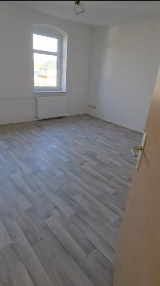 Thumbnail-Neu renovierte 2- Zimmer Wohnung in ruhiger Lage