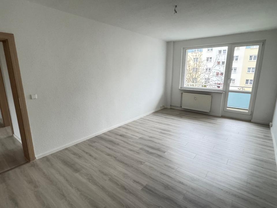 Thumbnail-SCHÖNE 3 RAUM WOHNUNG MIT BALKON U. BADEWANNE IN NEUBRANDENBURG ZU VERMIETEN