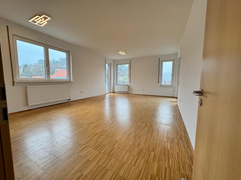 Thumbnail-Frisch renovierte 3-Zimmer-Wohnung (74 m²), Aufzug, Loggia, TG