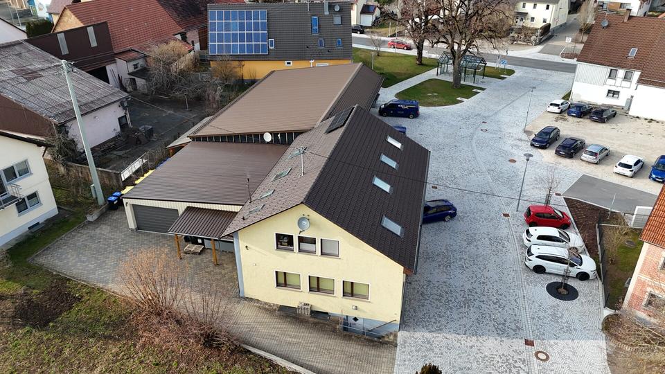 Thumbnail-Büro im Fokus – ergänzt durch Lager & Produktion