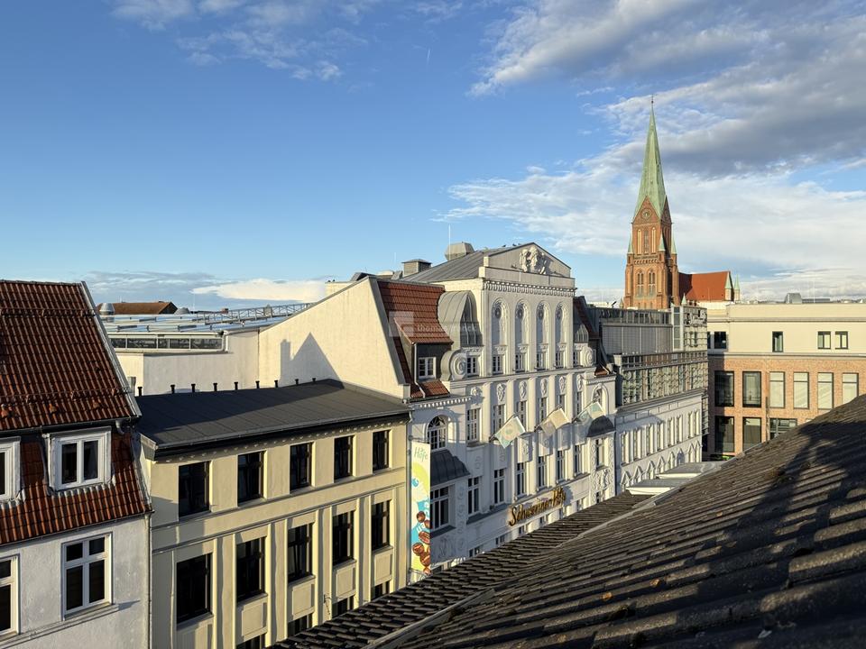 Thumbnail-Schönes Wohnen in der City - geräumige 2,5 Zimmer + Galerie mit Ausblick über die Dächer der Stadt